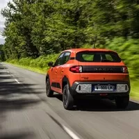 Dacia Spring v novém: Nejlevnější elektromobil na trhu má šmrncovní vizáž a umí uvařit kafe