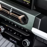Dacia Spring v novém: Nejlevnější elektromobil na trhu má šmrncovní vizáž a umí uvařit kafe