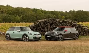 Recenze & testy: Mini Cooper S vs. Mini Cooper SE: Benzín proti elektrice
