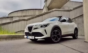 Recenze & testy: Alfa Romeo Junior Elettrica: Lid versus Alfa Romeo