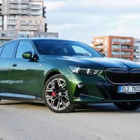 BMW 550e xDrive: V zajetí doby