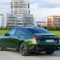 BMW 550e xDrive: V zajetí doby
