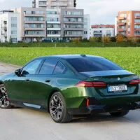 BMW 550e xDrive: V zajetí doby