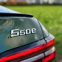 BMW 550e xDrive: V zajetí doby