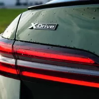 BMW 550e xDrive: V zajetí doby