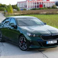 BMW 550e xDrive: V zajetí doby