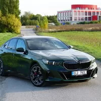 BMW 550e xDrive: V zajetí doby