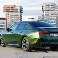 BMW 550e xDrive: V zajetí doby