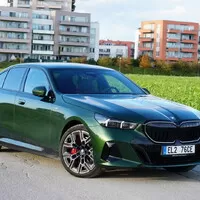 BMW 550e xDrive: V zajetí doby