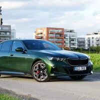 BMW 550e xDrive: V zajetí doby