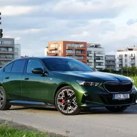 BMW 550e xDrive: V zajetí doby