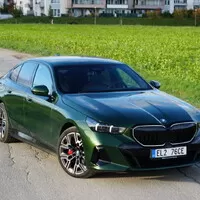 BMW 550e xDrive: V zajetí doby