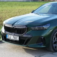 BMW 550e xDrive: V zajetí doby