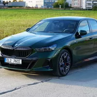 BMW 550e xDrive: V zajetí doby