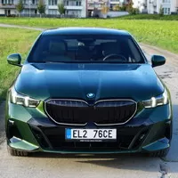BMW 550e xDrive: V zajetí doby