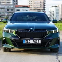 BMW 550e xDrive: V zajetí doby