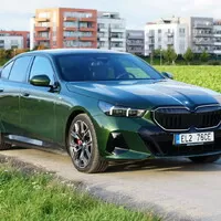BMW 550e xDrive: V zajetí doby