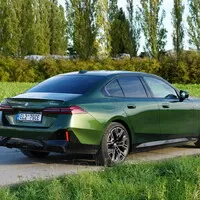 BMW 550e xDrive: V zajetí doby