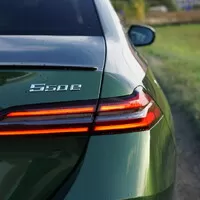 BMW 550e xDrive: V zajetí doby