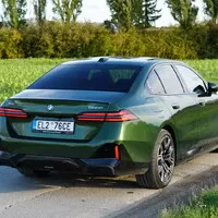 BMW 550e xDrive: V zajetí doby