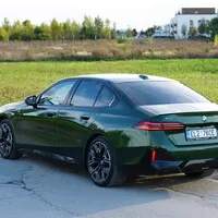 BMW 550e xDrive: V zajetí doby