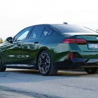 BMW 550e xDrive: V zajetí doby