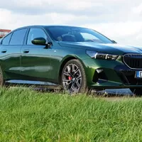 BMW 550e xDrive: V zajetí doby