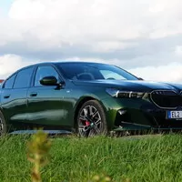 BMW 550e xDrive: V zajetí doby