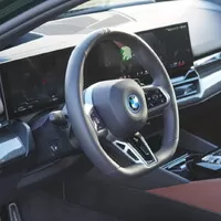 BMW 550e xDrive: V zajetí doby