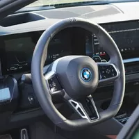 BMW 550e xDrive: V zajetí doby