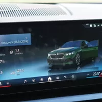 BMW 550e xDrive: V zajetí doby