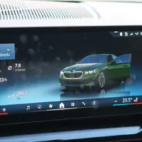 BMW 550e xDrive: V zajetí doby