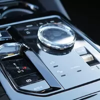 BMW 550e xDrive: V zajetí doby