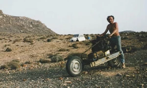 Pud sebezáchovy dokáže zázraky: Emile Leray a jeho nouzová motorka postavená z Citroënu 2CV