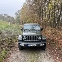 Jeep Wrangler 2.0 Turbo Sahara: Překvapivý univerzál