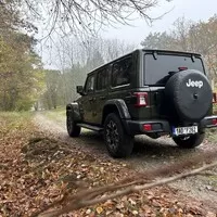 Jeep Wrangler 2.0 Turbo Sahara: Překvapivý univerzál