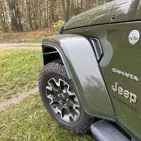 Jeep Wrangler 2.0 Turbo Sahara: Překvapivý univerzál