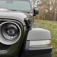 Jeep Wrangler 2.0 Turbo Sahara: Překvapivý univerzál