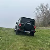 Jeep Wrangler 2.0 Turbo Sahara: Překvapivý univerzál