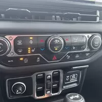 Jeep Wrangler 2.0 Turbo Sahara: Překvapivý univerzál