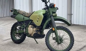 Historie, V jedné stopě: 950 km na jednu nádrž. Dieselová motorka Kawasaki KLR650 je ultimátní stroj do časů  apokalypsy