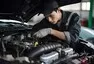 Obrázek generován AI, jinak by se totiž ten kluk do motorového prostoru fakt nevešel