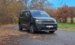 Dodávkář, Recenze & testy: Toyota Proace City: Vše při starém, nyní navíc v tmavozelené