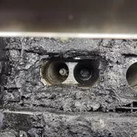 shořelé víko ventilů AR Spider TS, vlevo OK svíčka, vpravo je ta zlomená