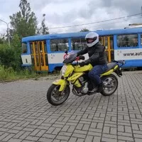 Z autíčkáře motorkářem (?)