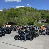Z autíčkáře motorkářem (?)