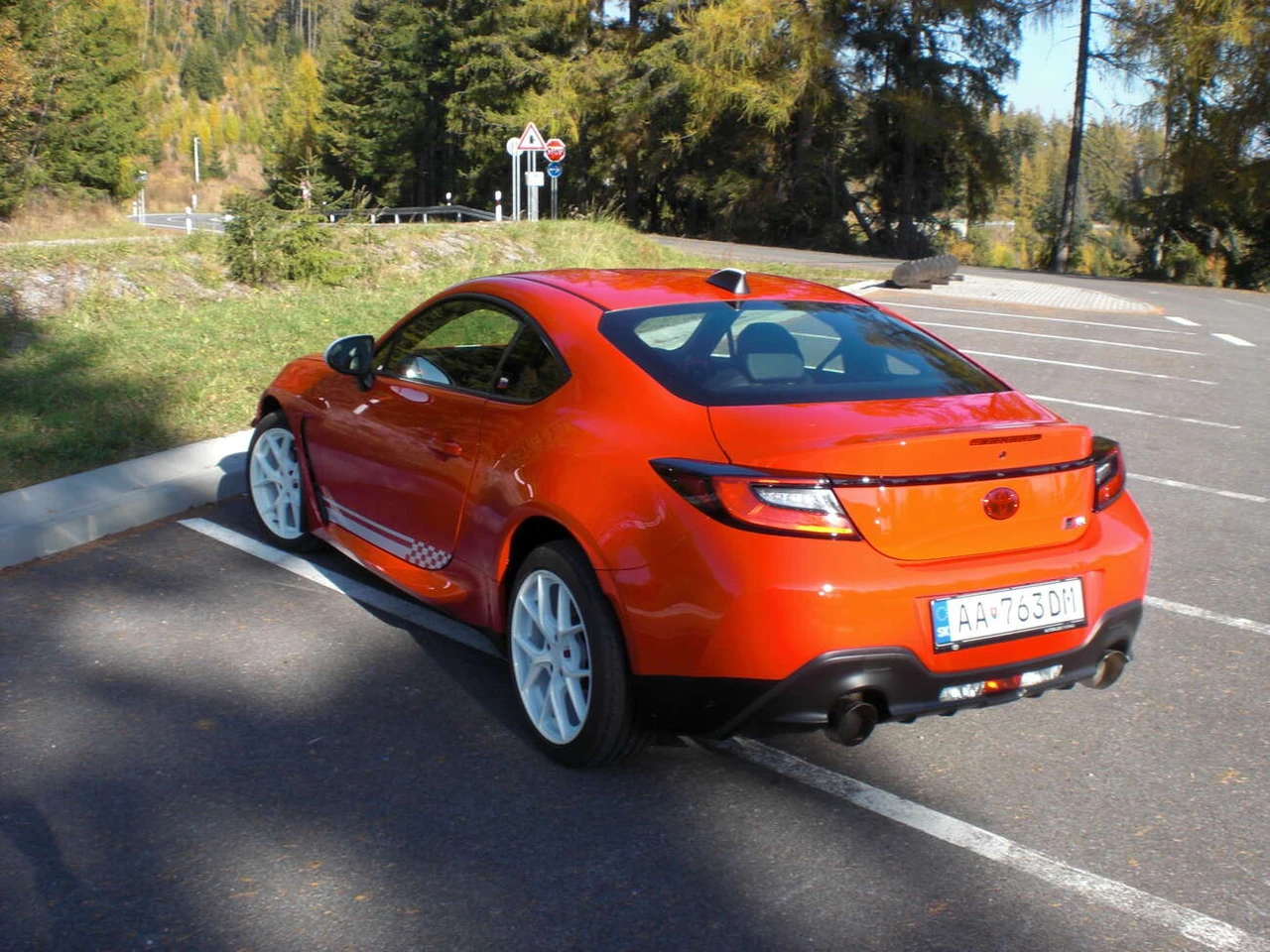 pohľad zozadu na koncovky výfuku Cobra sport