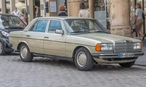 Historie: Retro okénko Petra Přikryla: Prodej Mercedesu W123 se málokdy obešel bez detektivní zápletky 