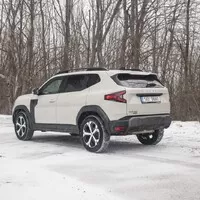 Dacia Duster Hybrid 140: Nadchne spotřebou i tichem, sprinty však po něm nechtějte