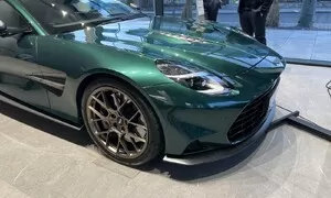 Novinky: Vanquish je nejrychlejší sériový Aston Martin v historii. Teď září i v novém showroomu značky v Praze